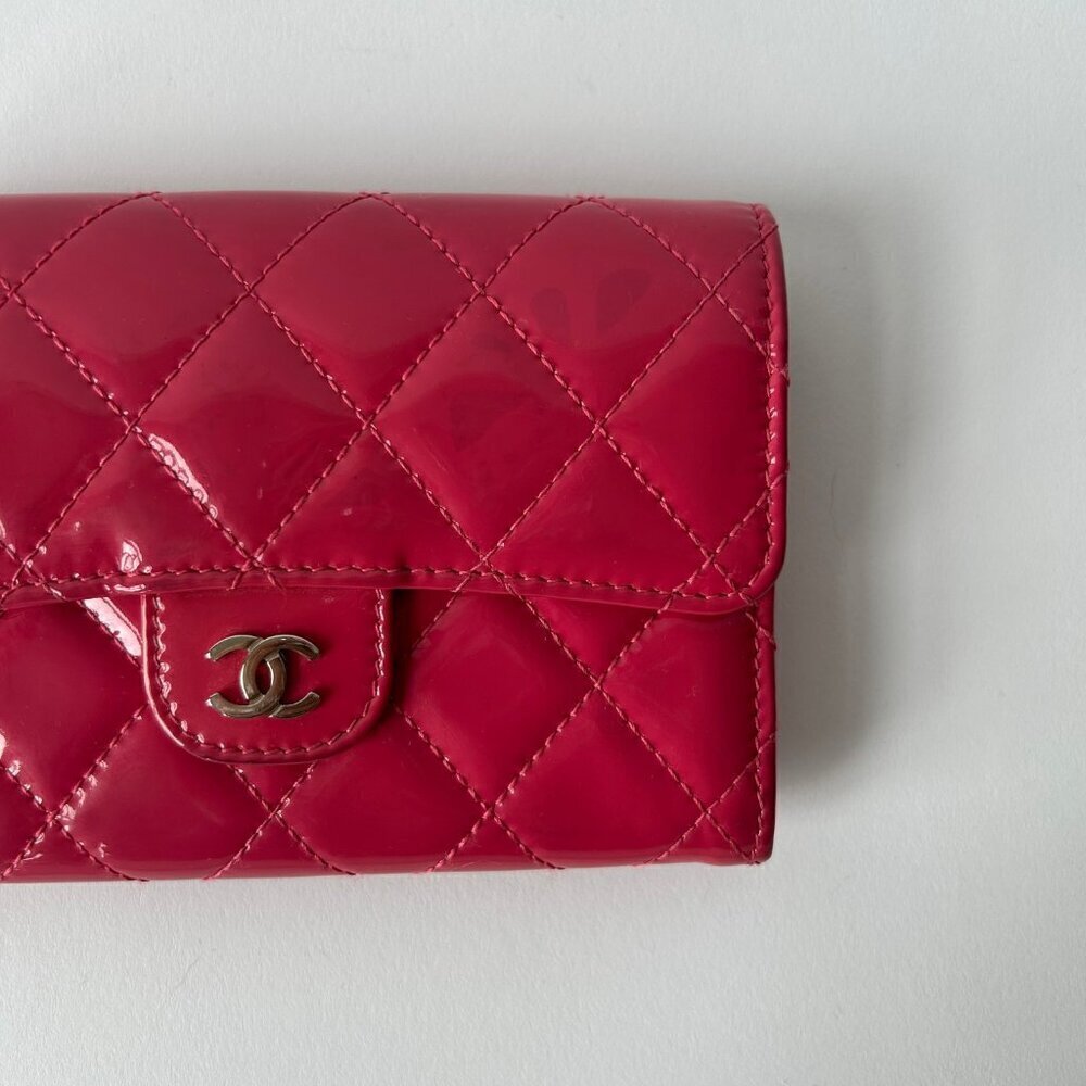 CHANEL QUILTED PATENT LEATHER FLAP ZIP CLASSIC WALLET FUSCHIA CC LOGO - Picture 4 of 13